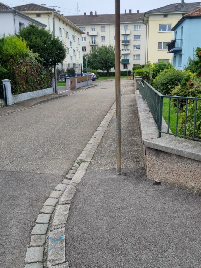 Un poteau au milieu du trottoir