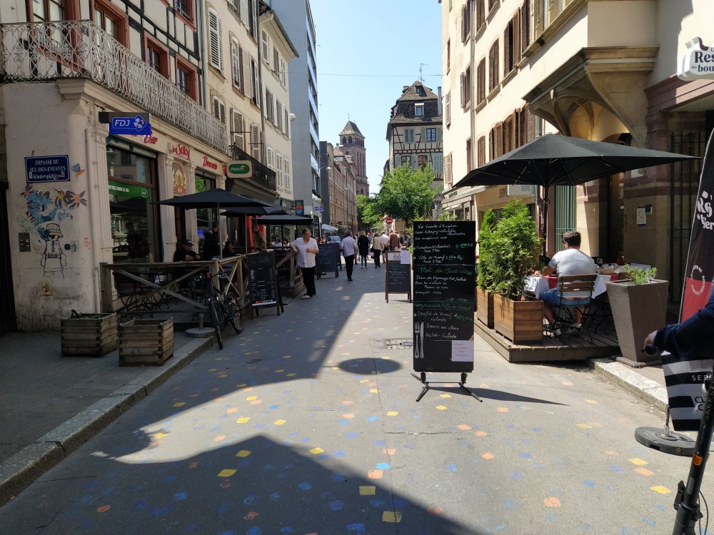 Les chevalets, dans la rue du jeu des enfants à Strasbourg, sont au milieu de la rue invitant les piétons à slalomer
