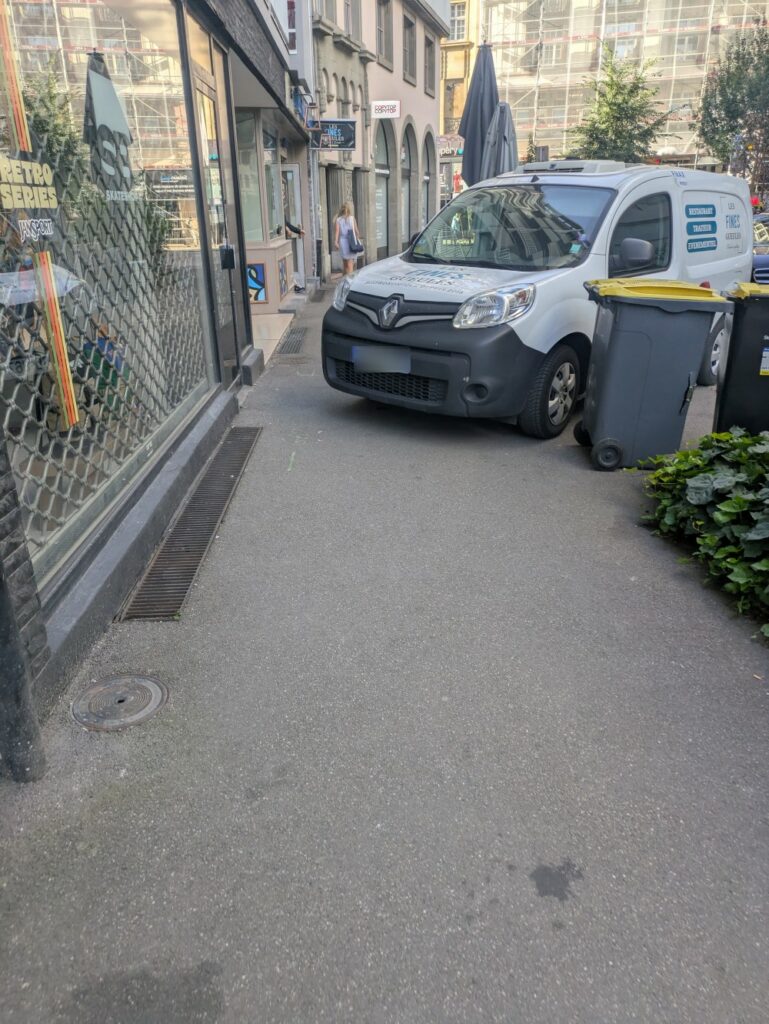 À cause de sa terrasse non rangé le restaurateur se stationne de travers bloquant le passage (rue Gustave Doré)