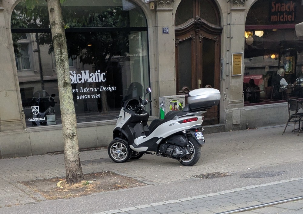 Une moto au milieu du trottoir (avenue de la Marseillaise)