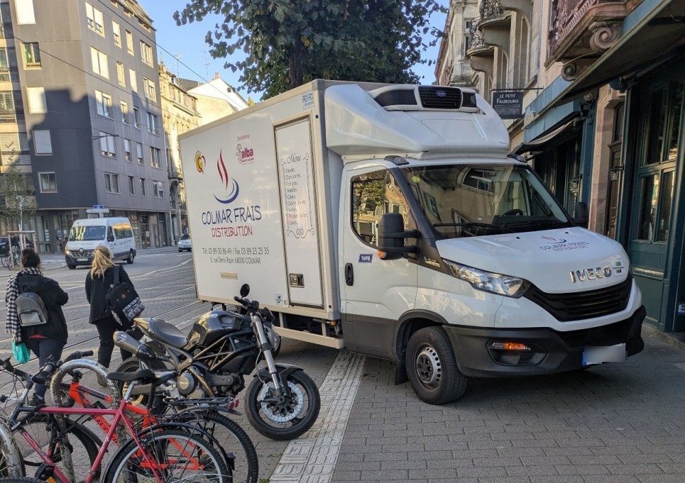 À cause de la moto en stationnement sauvage, la camionnette de livraison ne peut pas s'arrêter sans gêner les piétons (faubourg de Saverne)