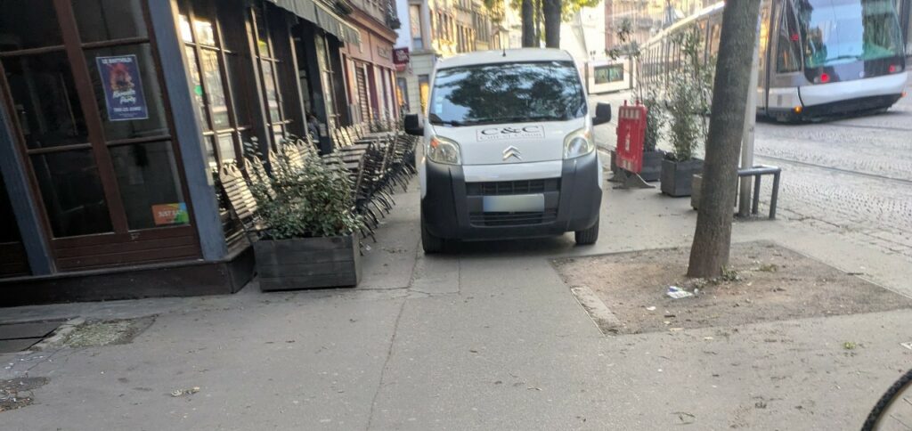 Terrasse non rangé, rue du Vieux-Marché-aux-Vins + véhicule = passage bloqué