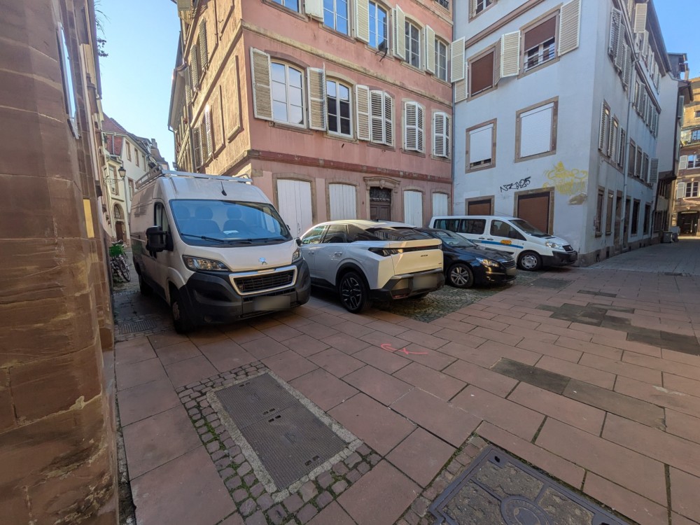 Le camion avec autorisation ne peut pas stationner sans bloquer le passage, car trois voitures sont en stationnement illégal à cet endroit n'ayant pas d'autorisation (rue des échasses)