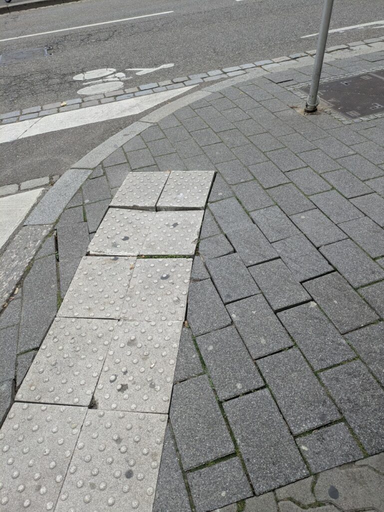 À force qu'un camion de livraison décharge régulièrement sur le trottoir, les pavés se déchaussent et présente un risque de chute (croisement rue du feu - faubourg de Saverne)