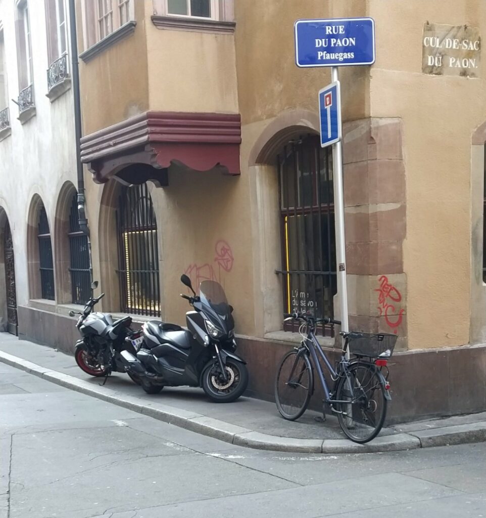 Deux motos et un vélo prenant tout le trottoir