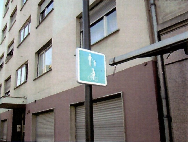 Panneau "trottoir mixte" contesté par "Piétons67"