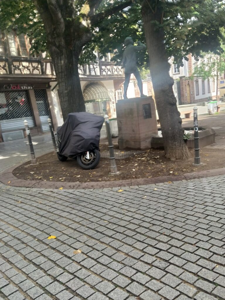 Moto sous bâche sur la place saint-Étienne