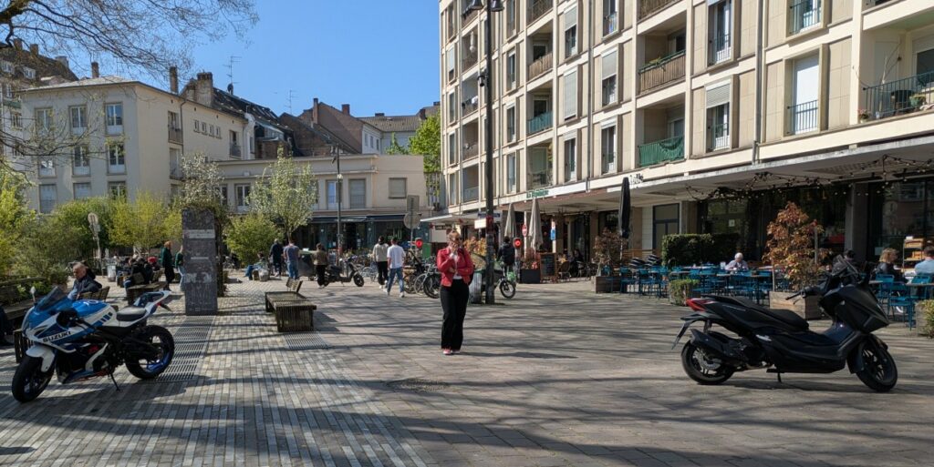 Motos et scooters un peu partout sur la place d'Austerlitz