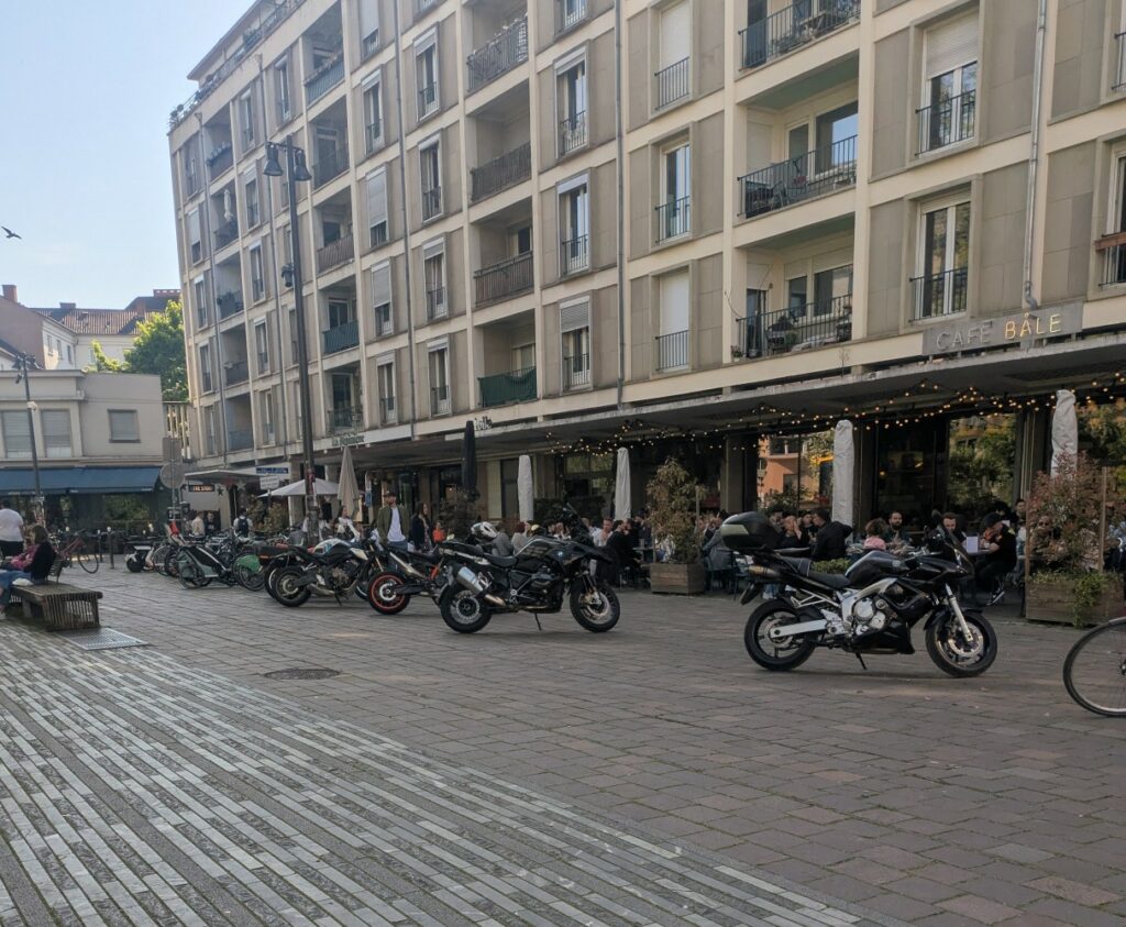 Rangé de motos sur la place d'Austerlitz