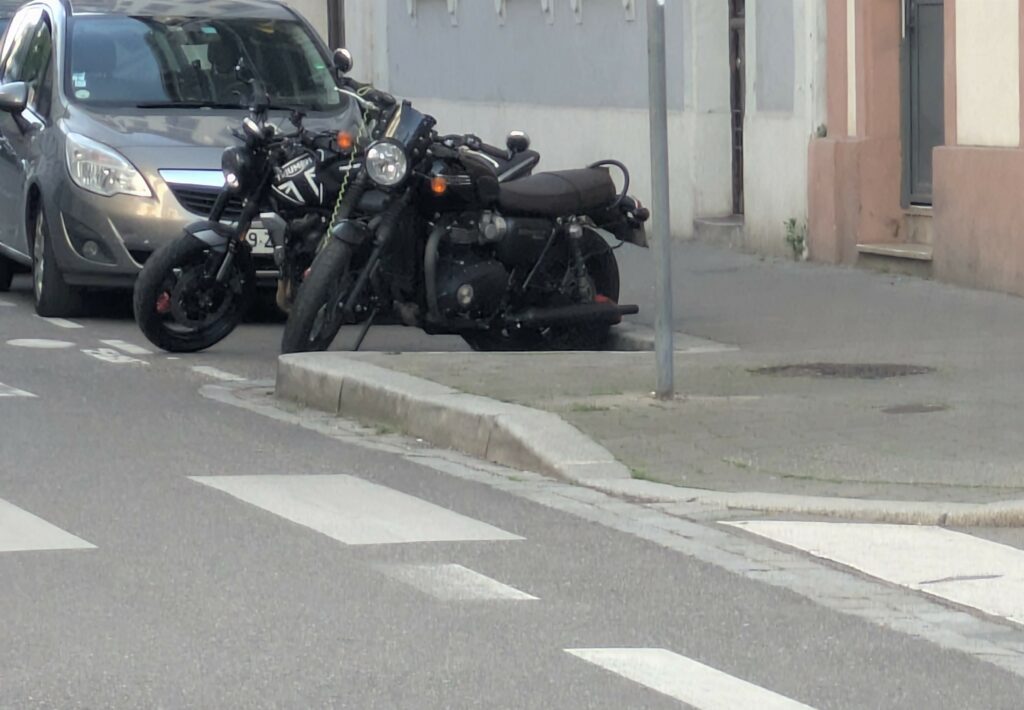 Deux motos stationnées correctement